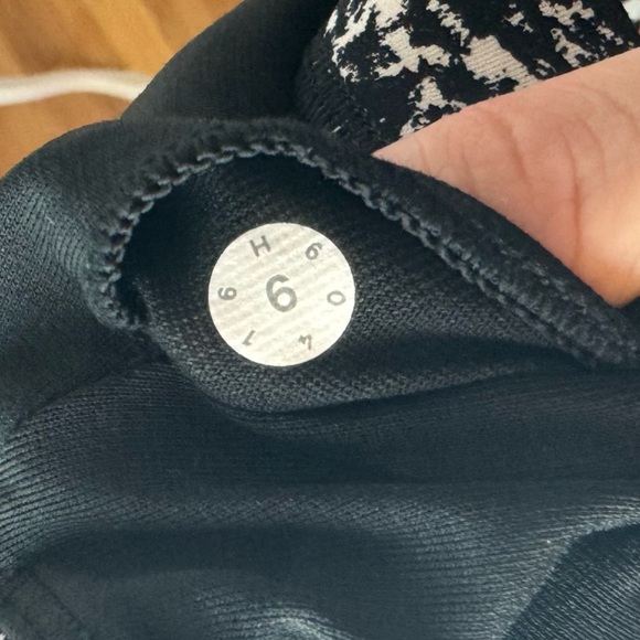 LULULEMON Energy Bra Ice Breaker Black Speckled Print Size 6 - Picture 8 of 8